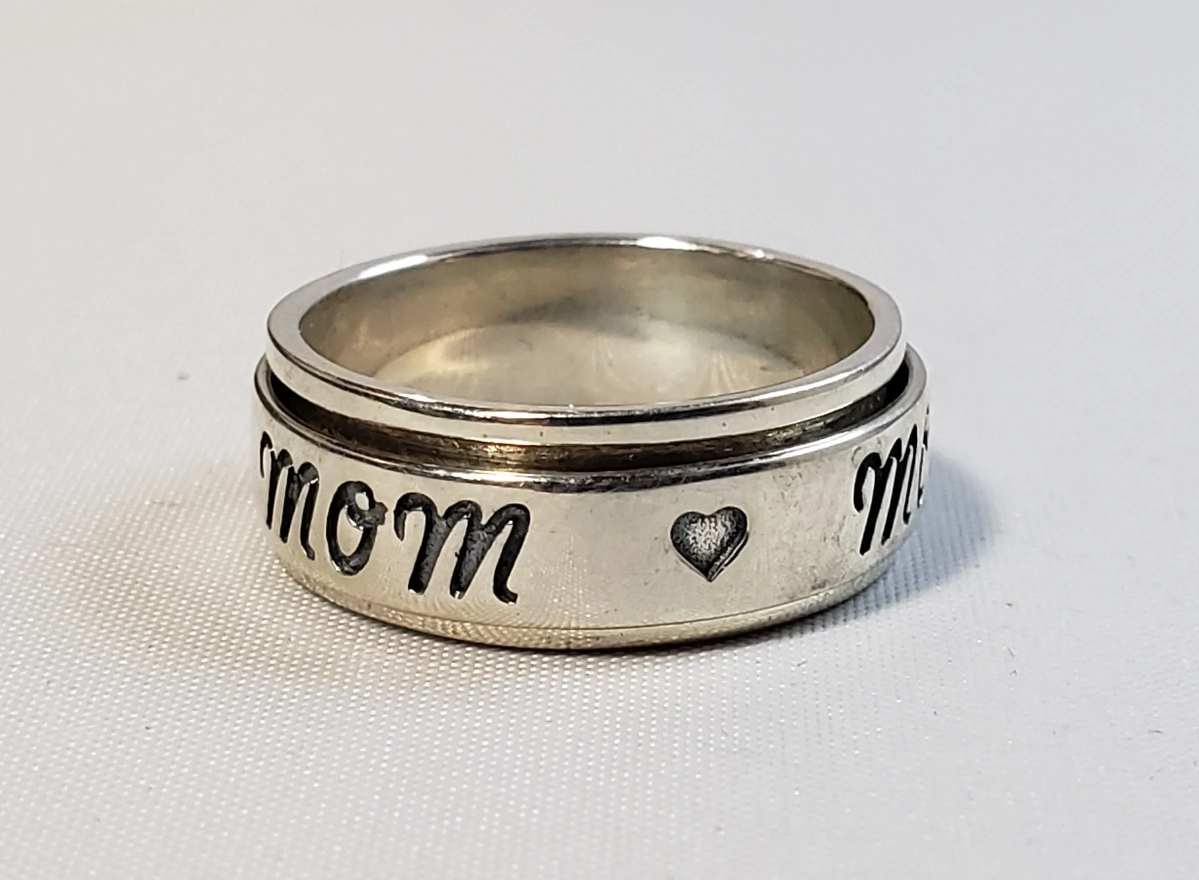 Size 7, Artisan Crafted .925 Sterling Silver, 6.1gm "MOM" Engraved Spinner Ring. Made in India