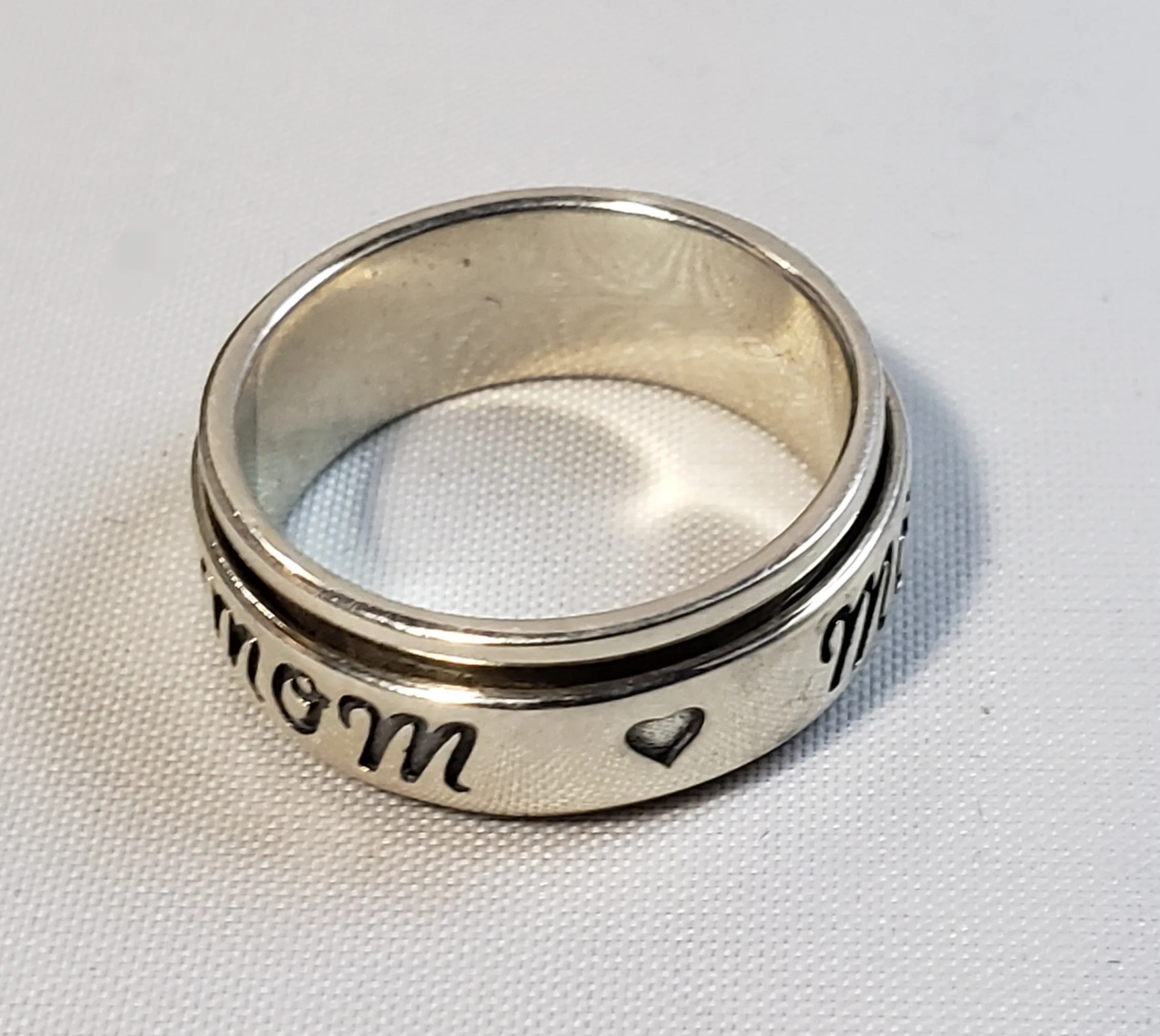 Size 7, Artisan Crafted .925 Sterling Silver, 6.1gm "MOM" Engraved Spinner Ring. Made in India